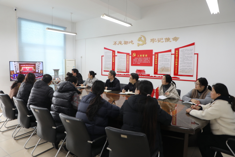 附属学校组织收听收看2026年全国两会