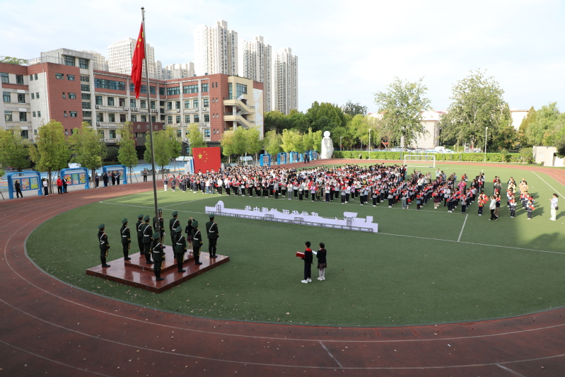 附属学校举行国庆主题升旗仪式